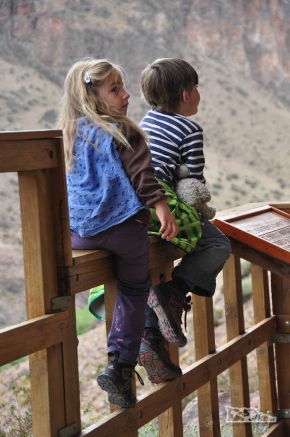 As crianças suíças que nos acompanharam na visita à Cueva de Las Manos, no sul da patagônia, na Argentina